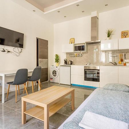 Modernized Condo At Kiraly 51 Budapest Exterior foto